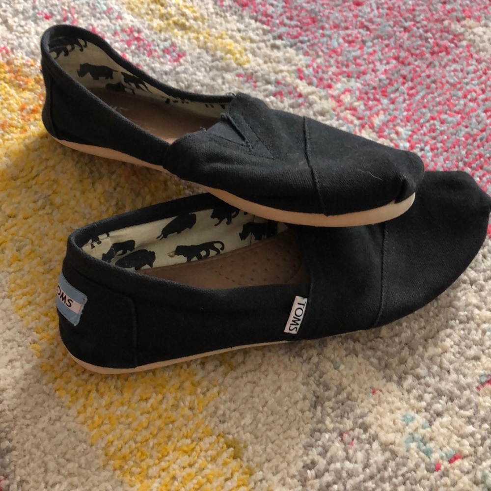 Black TOMs shoes